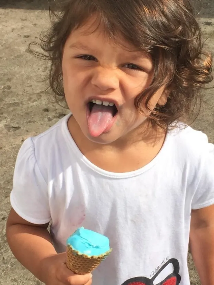 Kind mit einer Waffel Himmelblau-Eis von Bella Italia